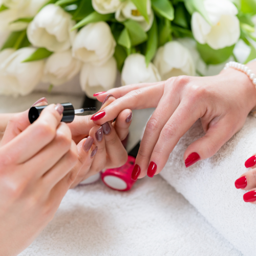 Salon de manucure Annecy Sillingy – ongles en gel chablon Esthéticienne en train d'effectuer une pose d’ongles en gel chablon dans un salon de manucure à Sillingy, près d’Annecy