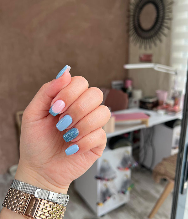 Salon de manucure Annecy Sillingy – pose de gel et soins professionnels Prothésiste ongulaire qui vient de réaliser une pose d’ongles en gel dans un salon de manucure à Sillingy, proche d’Annecy