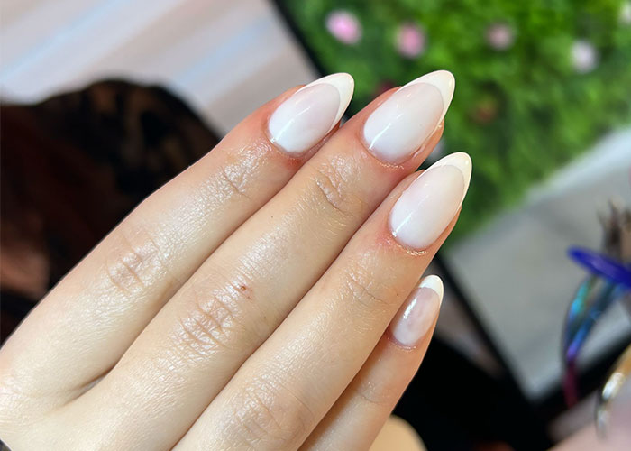 Ongles en Gel Chablon à Annecy – Onglerie de Qualité Pose d'ongles en gel chablon dans notre onglerie à Annecy, pour une manucure élégante et longue durée.
